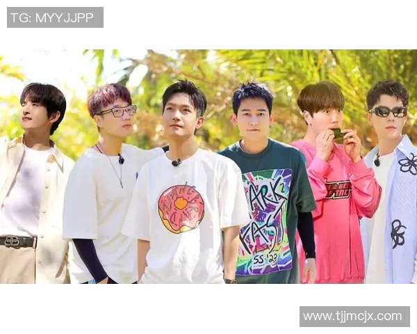 苏醒与足球明星亲密合影高清展示尽显运动魅力与友谊温暖